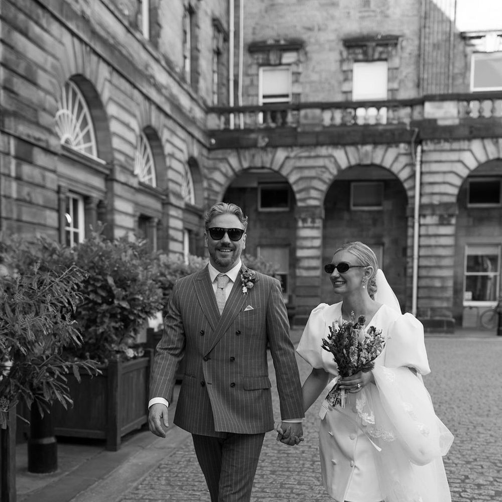 black-and-white-couple-portrait-of-stylish-city-wedding