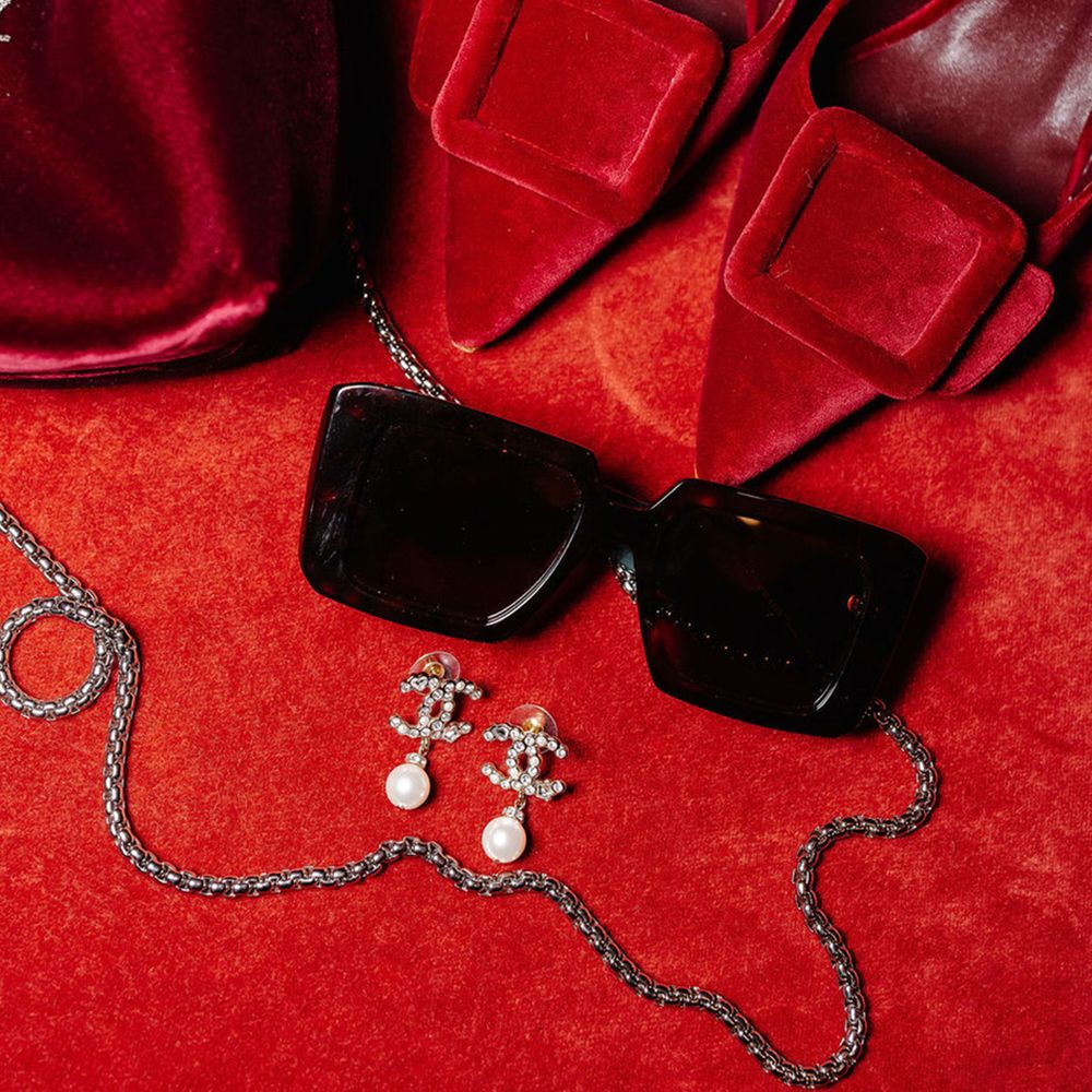 manolo-blahnik-red-velvet-shoes-with-black-sunglasses