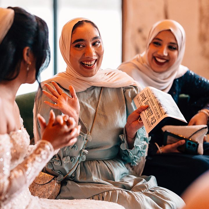 bride-speaks-to-wedding-guests