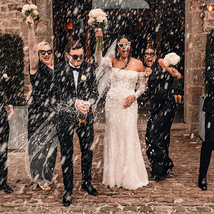 champagne-spray-wedding-group-photo-moment