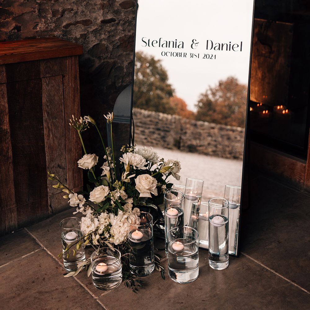 mirror-wedding-welcome-sign-witih-white-flowers