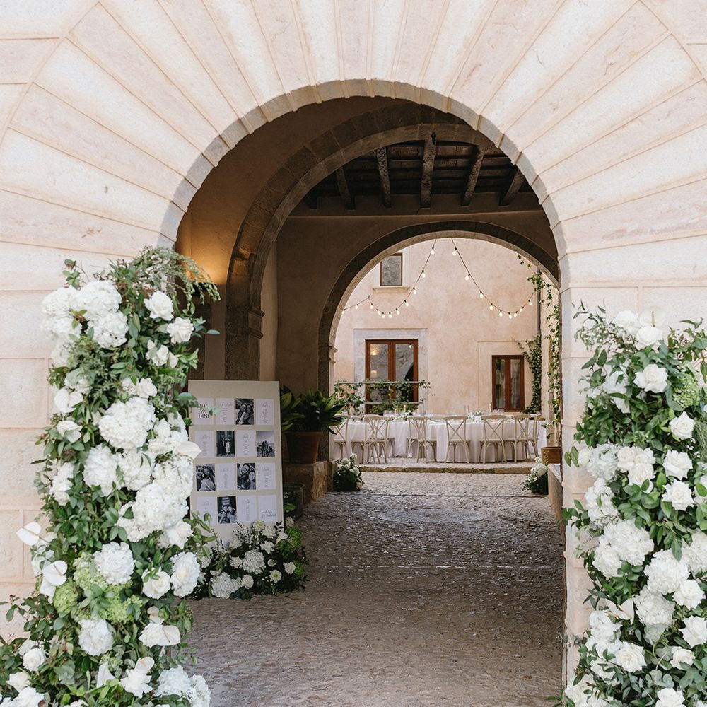 finca-morneta-wedding-venue-with-white-flower-arrangements
