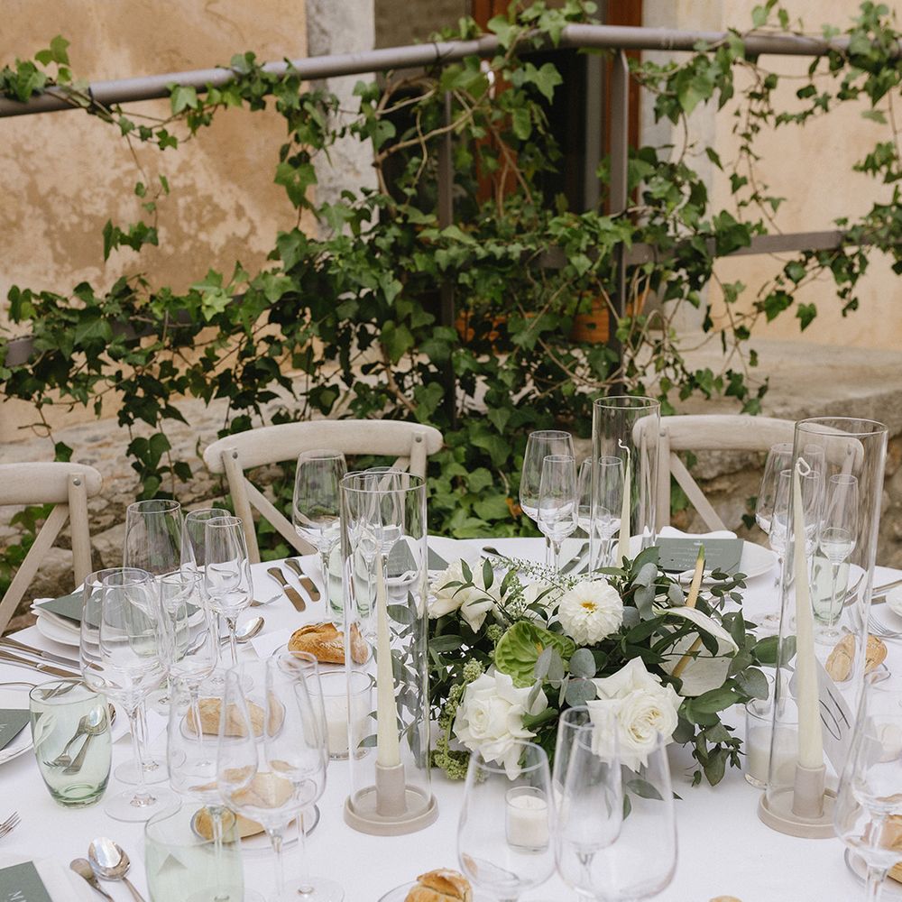 green-wedding-table-place-settings