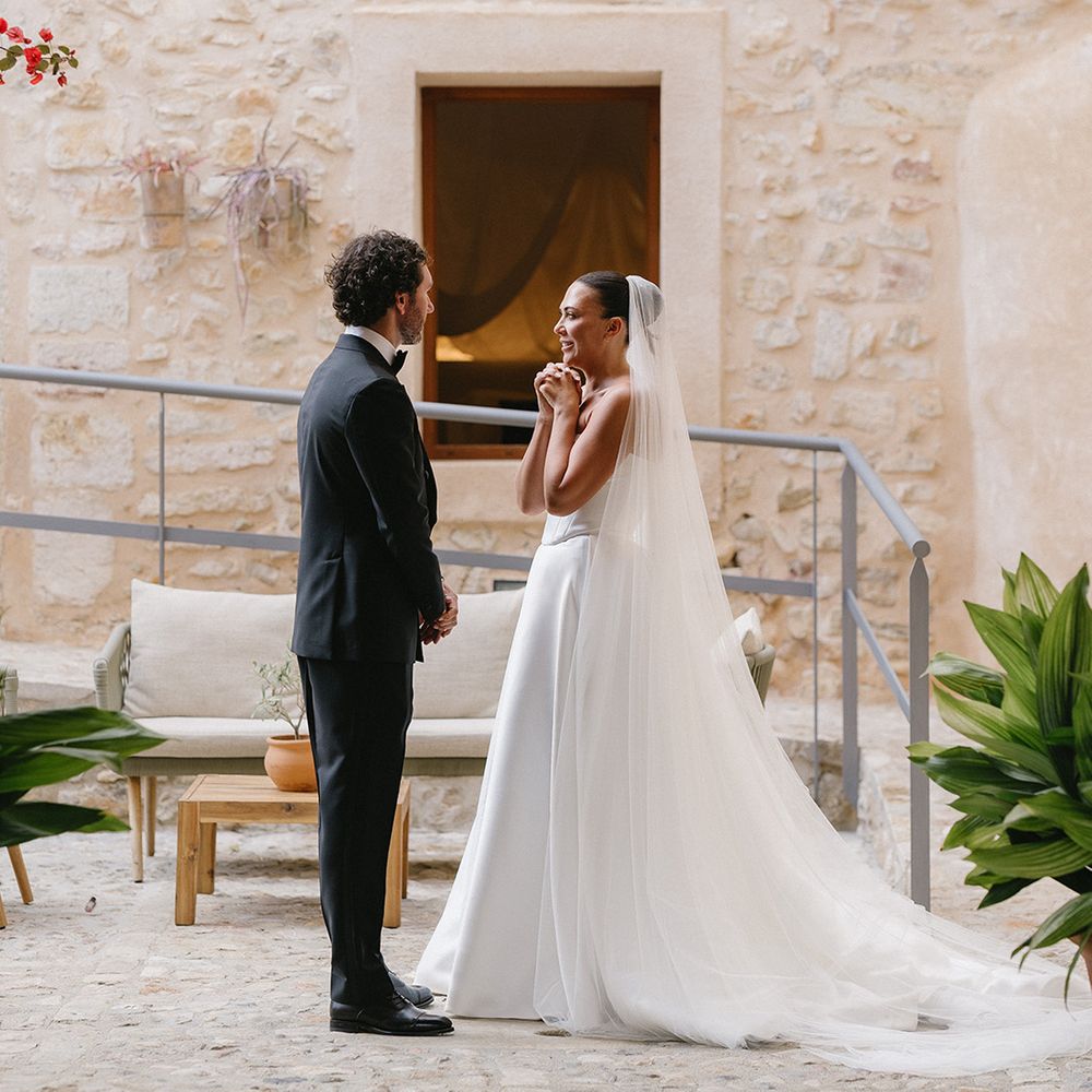 intimate-moment-captured-of-bride-and-groom