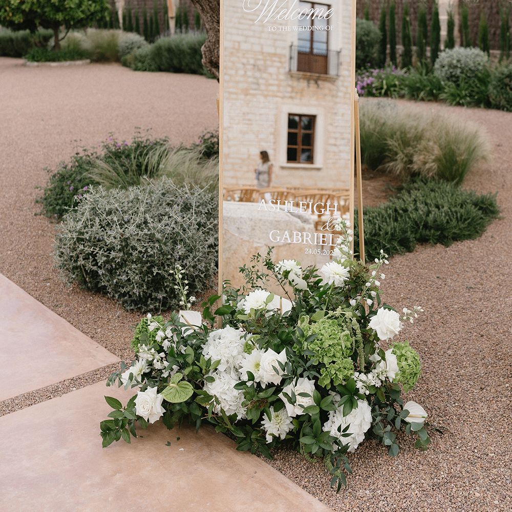 mirror-wedding-welcome-sign-with-white-flowers
