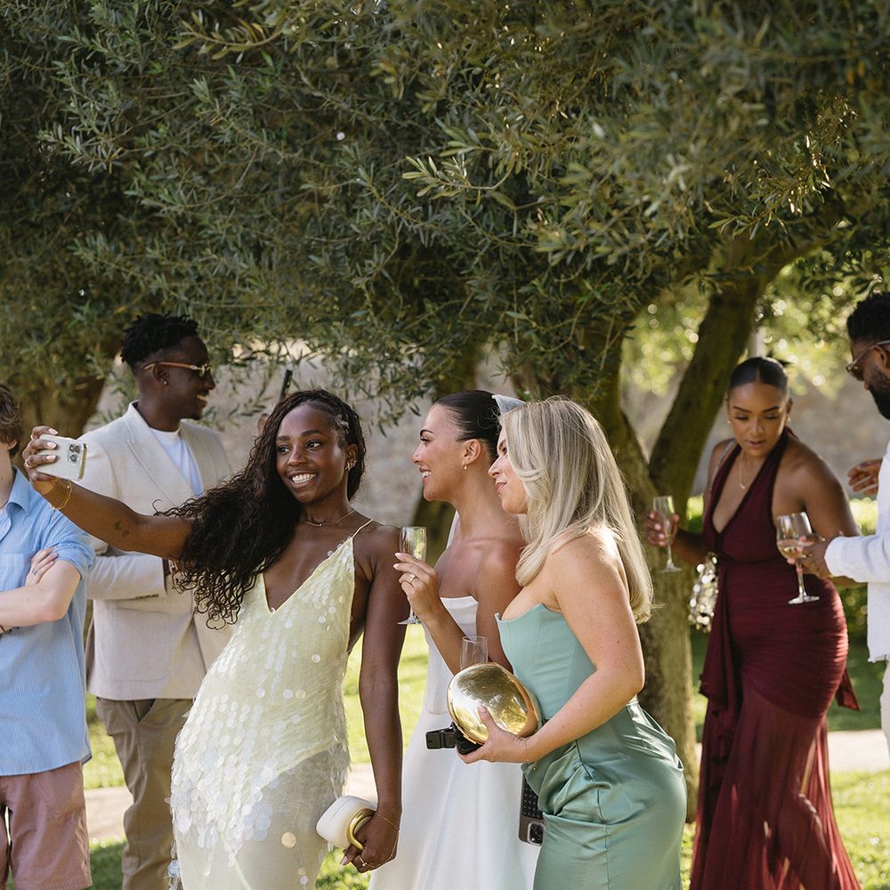 wedding-guests-taking-selfies