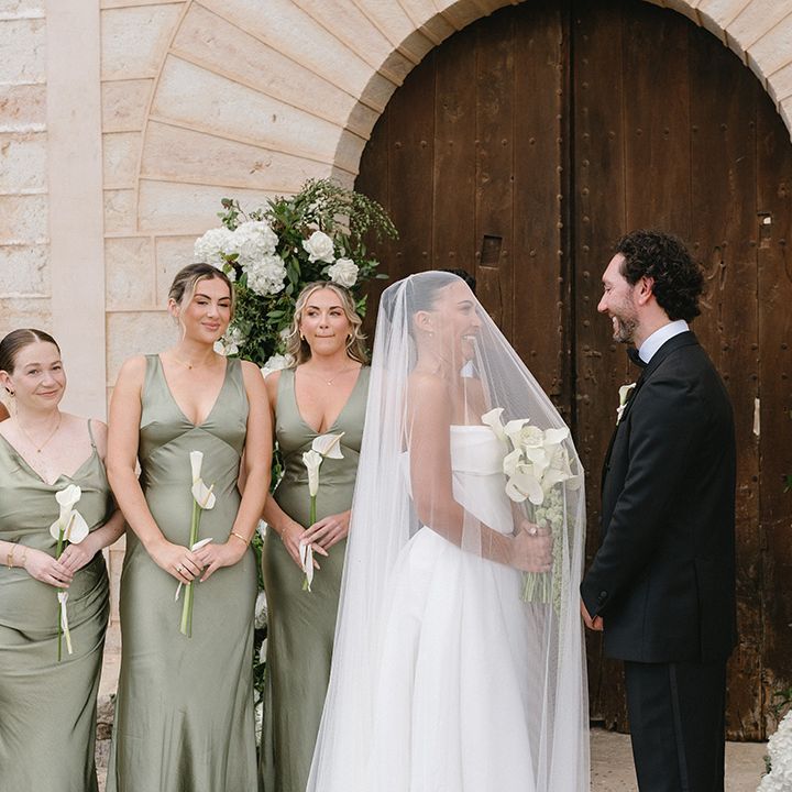 wedding-party-at-outdoor-wedding-ceremony