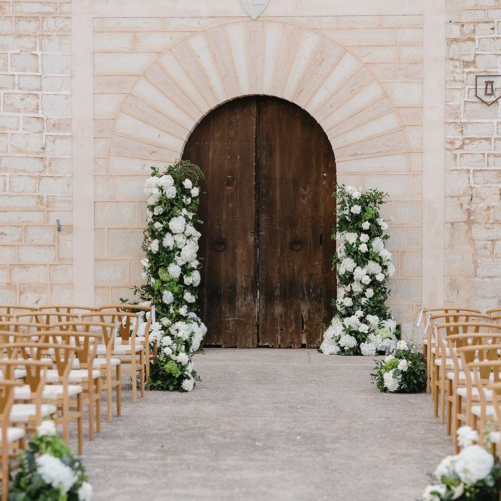 white-flower-columns-altar-decor
