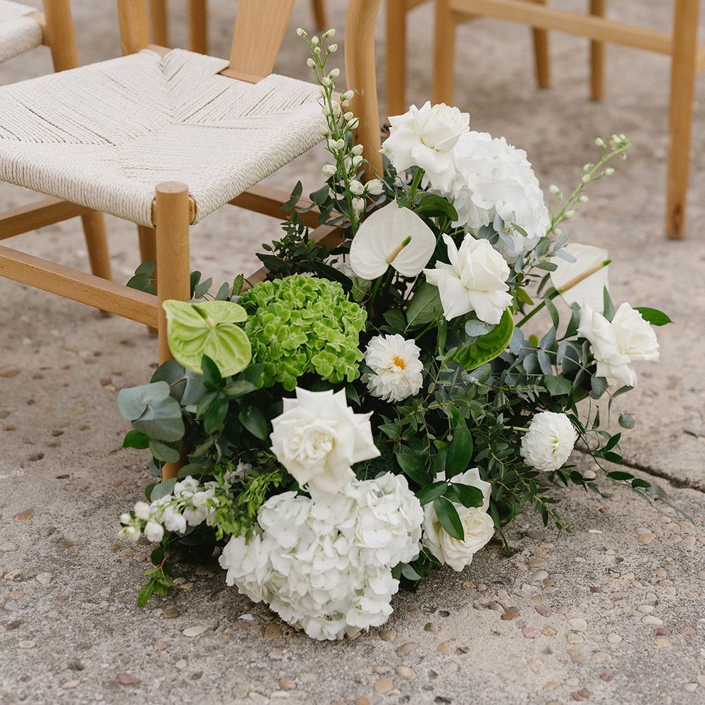 white-flowers-with-hydrangeas-aisle-deco