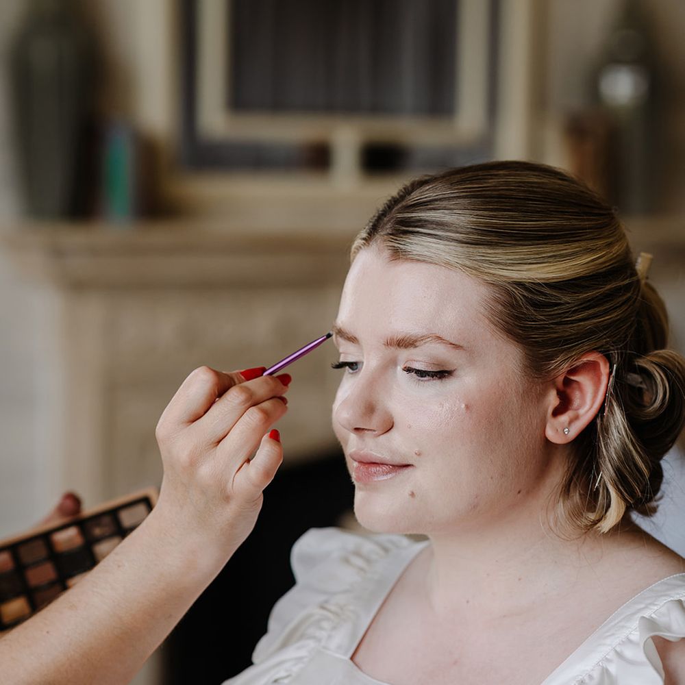 bride-gets-ready-for-wedding-with-neutral-makeup