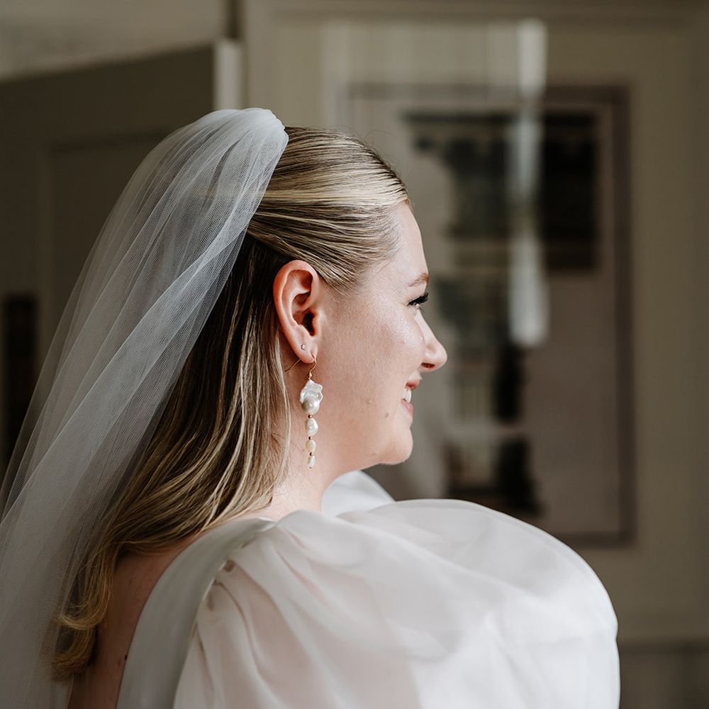 bride-in-half-up-half-down-hair-with-veils.