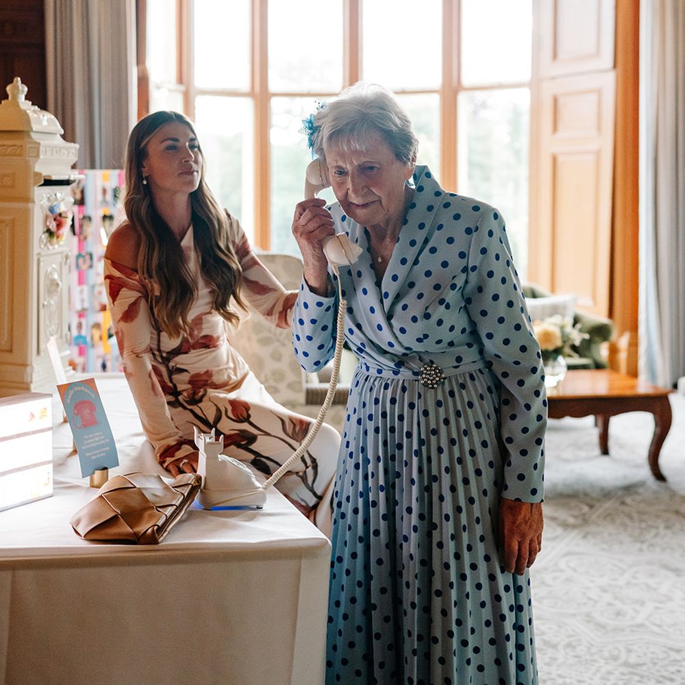 wedding-guest-records-message-in-audio-guest-book