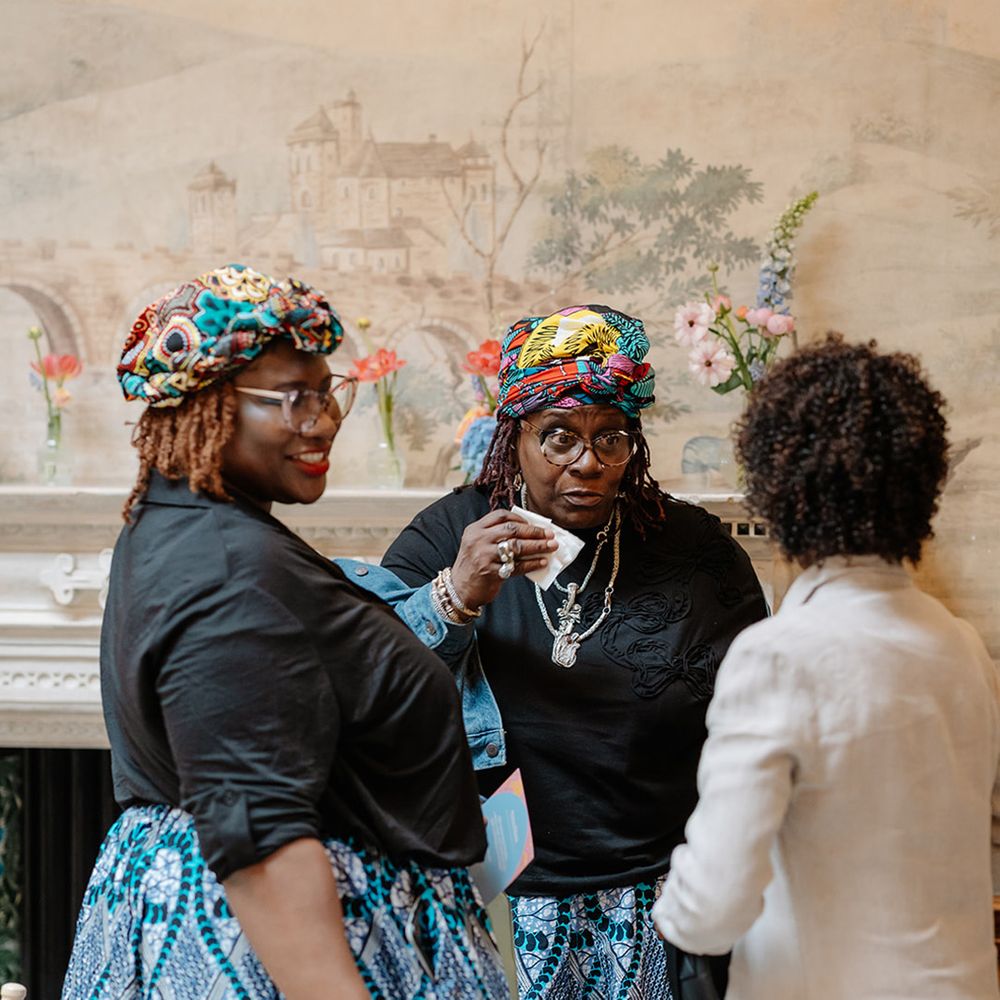 wedding-guests-mingling-at-wedding