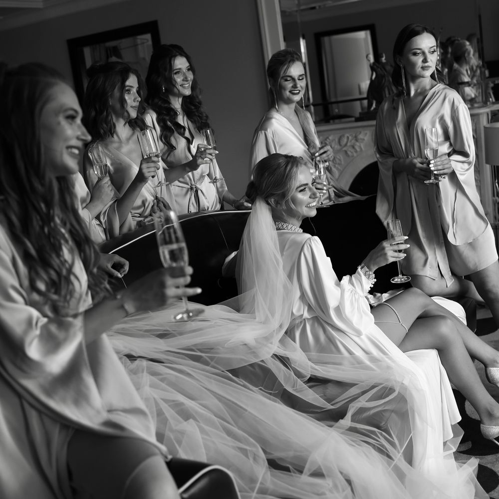 bride-and-bridesmaids-getting-ready-for-wedding