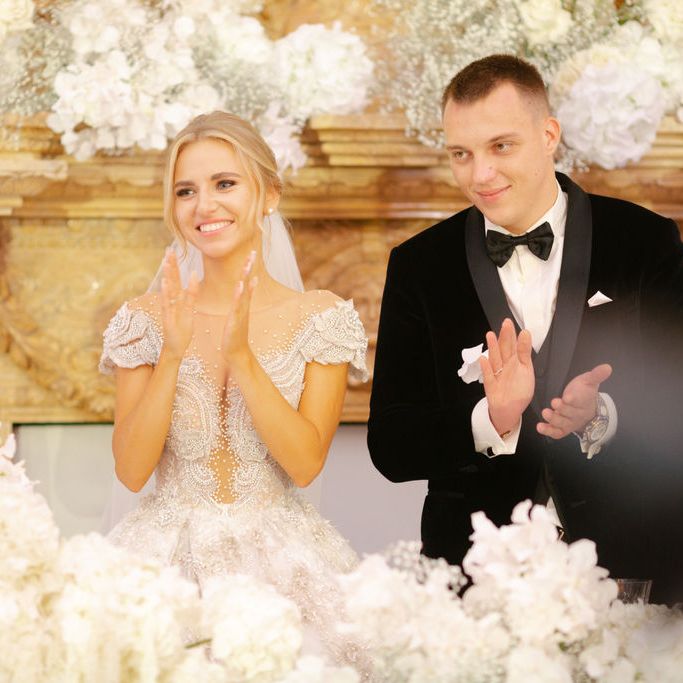 bride-and-groom-clap-during-wedding-speeches