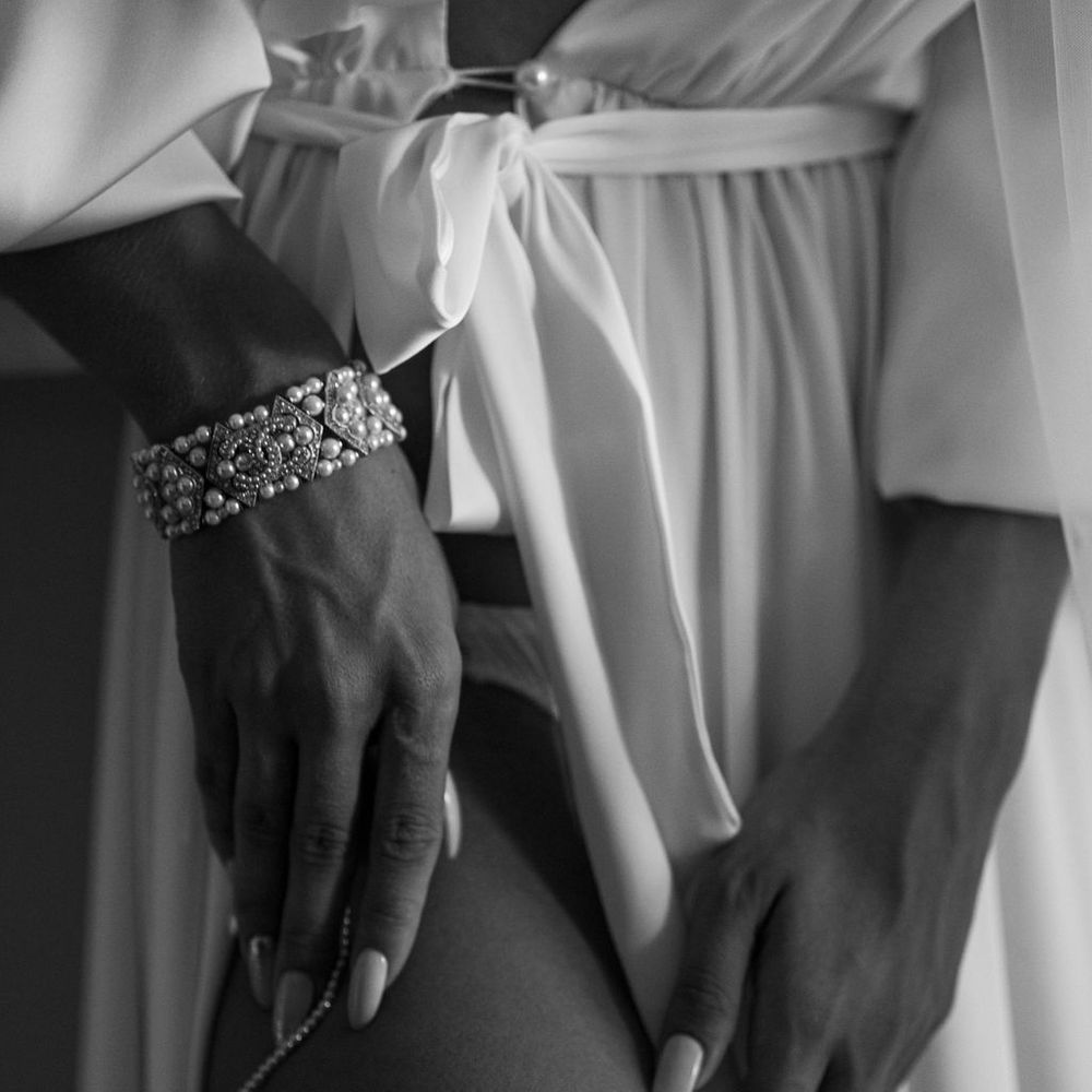 bride-wearing-pearl-garteR