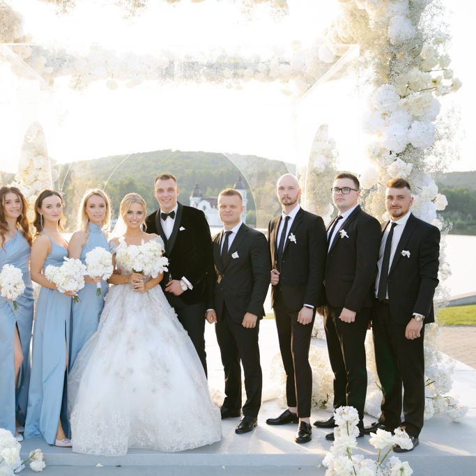 bridesmaids-in-blue-dresses-with-groomsmen