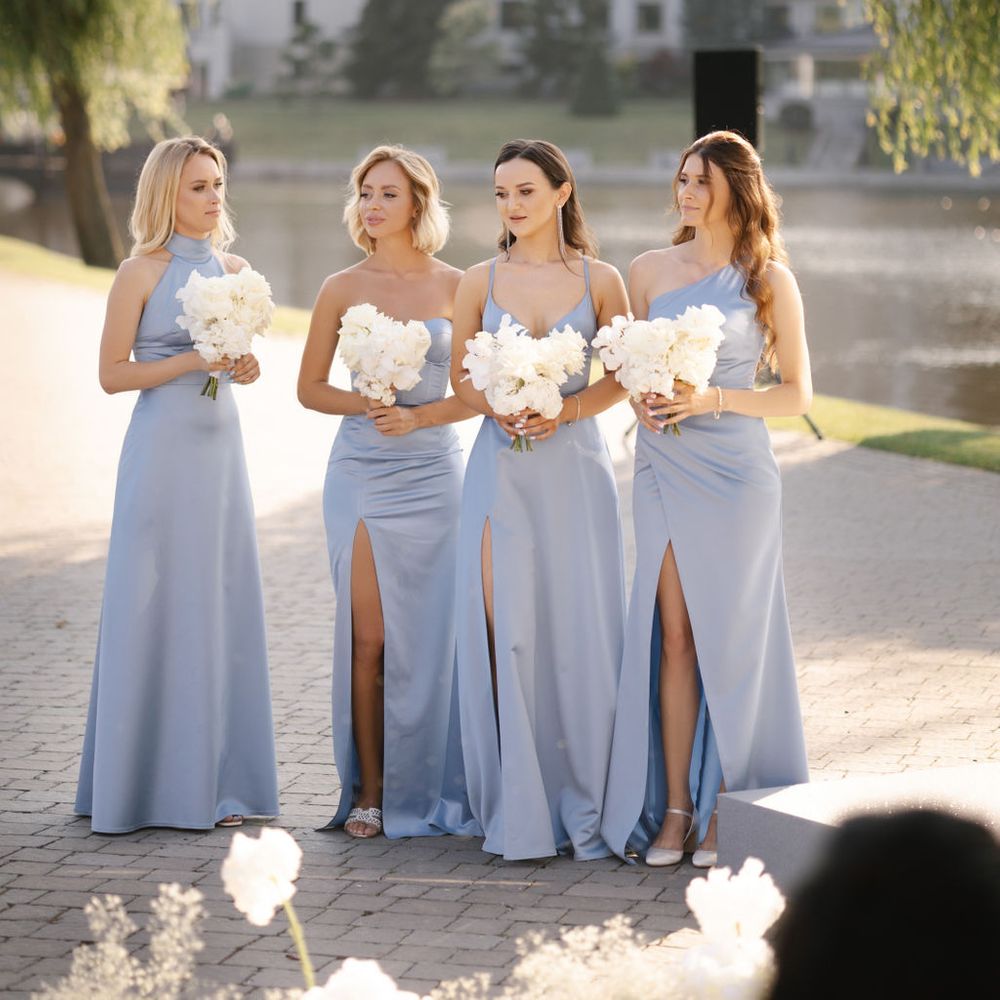 bridesmaids-in-blue-dresses-with-white-flower-bouquet