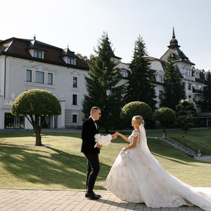 country-hotel-wedding-venue-with-couple