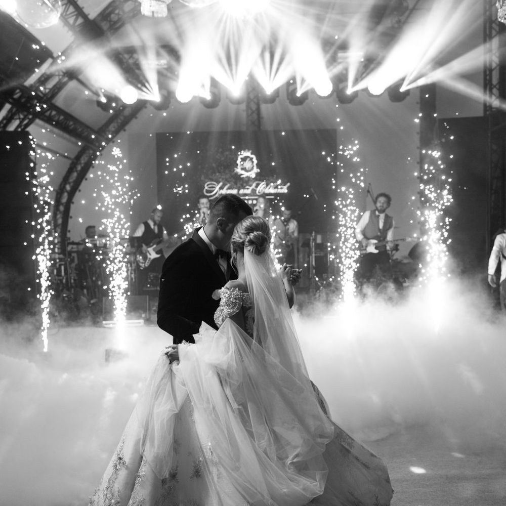 first-dance-moment-wth-cold-sparkler