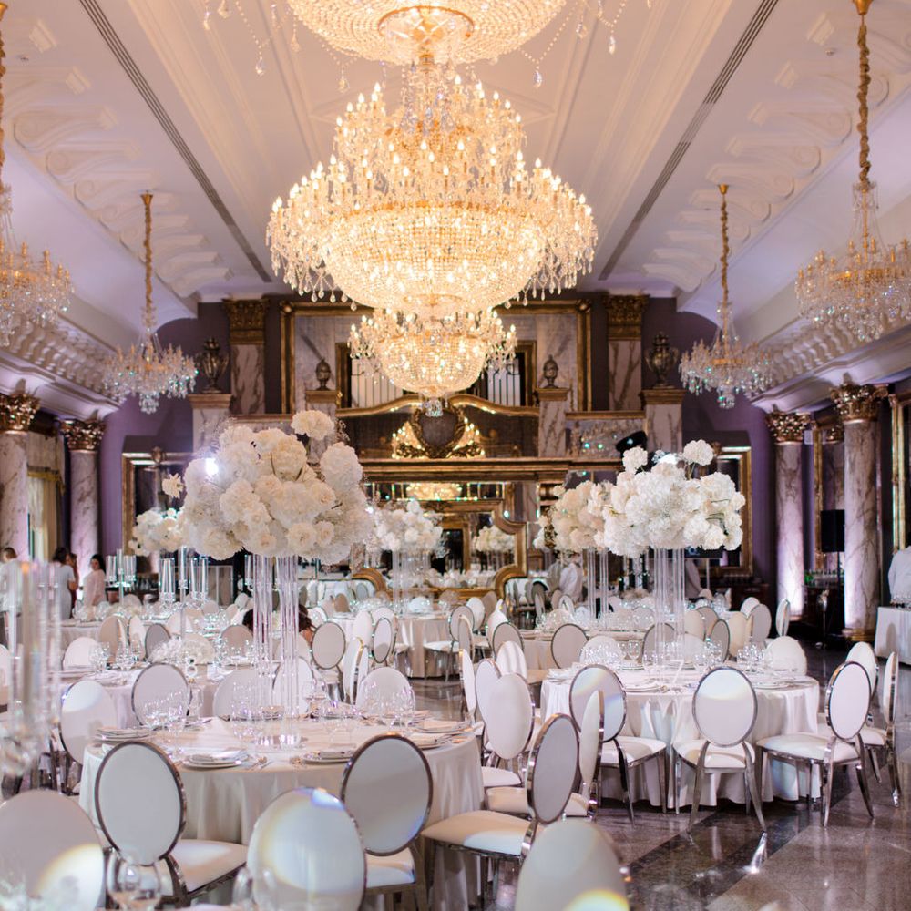 luxury-wedding-venue-with-chandelier