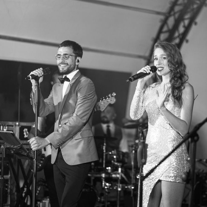 wedding-singers-performing