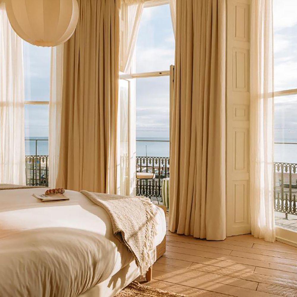 No.124 by GuestHouse Hotel in Brighton with sea view bedroom