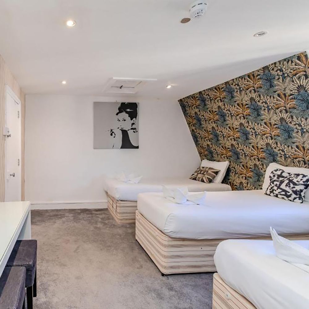 Brighton beach hen party town house shared bedroom with three single beds