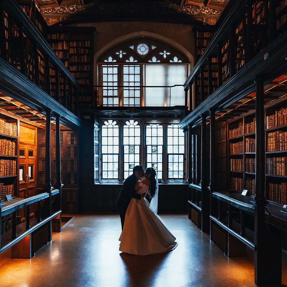bride-and-groom-kiss-at-bodleian-library