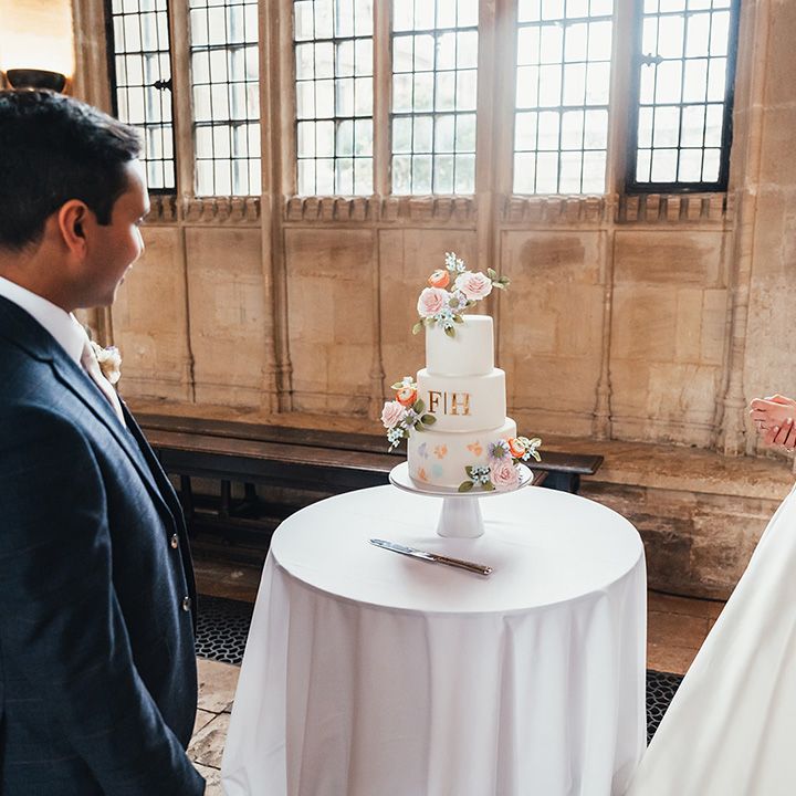 bride-and-groom-react-to-their-wedding-cake