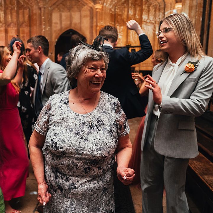 wedding-guests-dancing