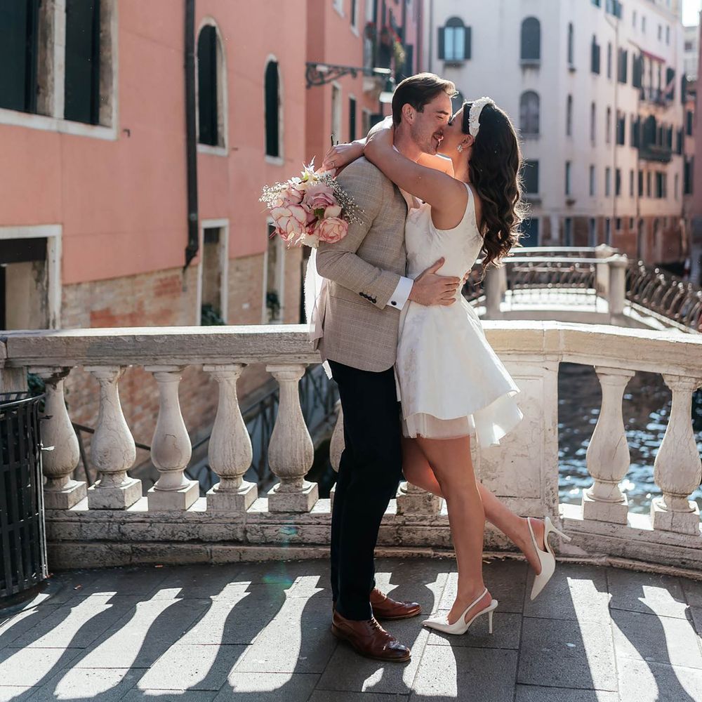 Couple kissing at elopement in Venice