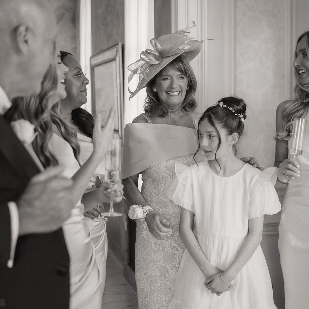 bridal-party-sees-bride-for-the-first-time