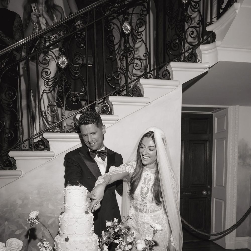 bride-and-groom-cut-their-wedding-cake