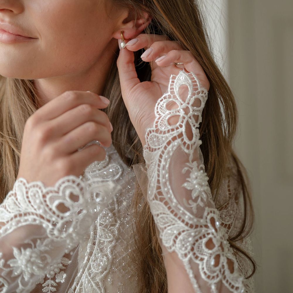 bride-wearing-pearl-earrings