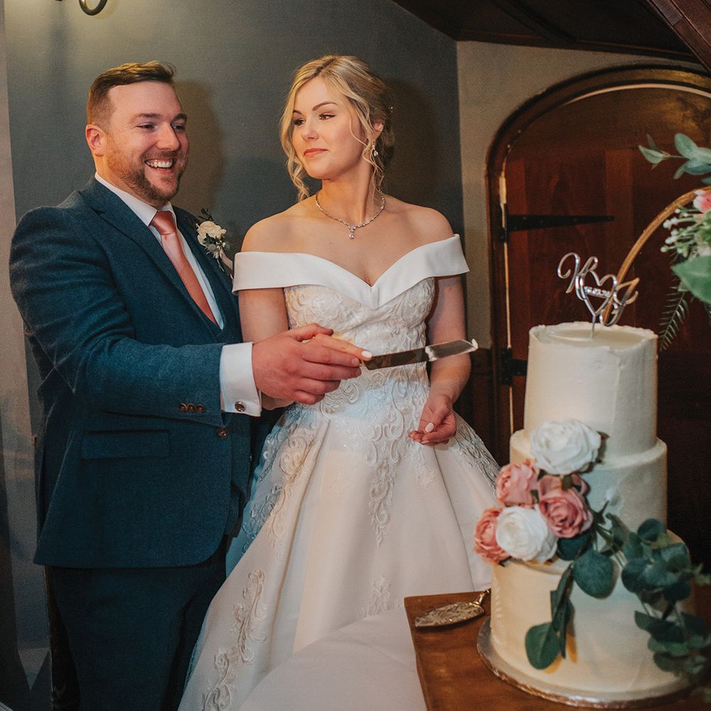 couple-cut-the-wedding-cake