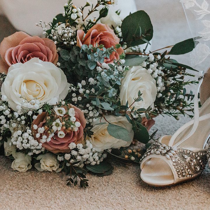 sparkly-wedding-shoes-and-classic-rose-wedding-bouquet