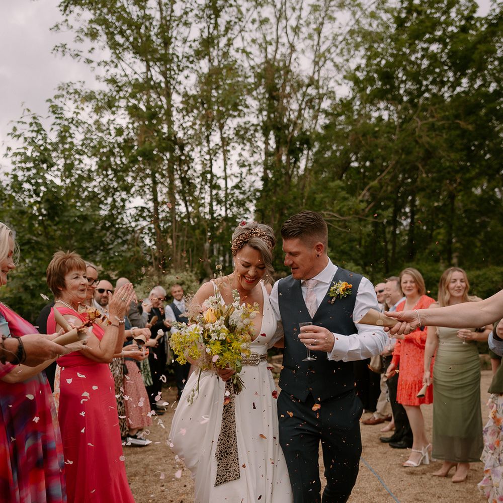 confetti-moment-at-outdoor-wedding