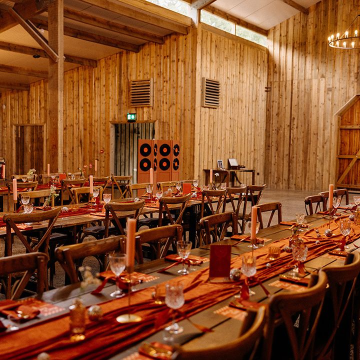 barn-wedding-with-orange-wedding-table-decor