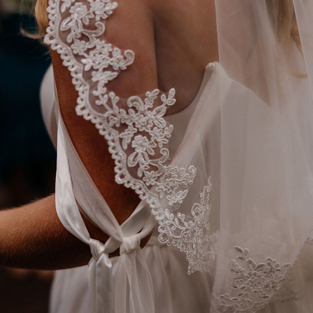 bride-wears-detailed-embroidered-edge-wedding-veil.