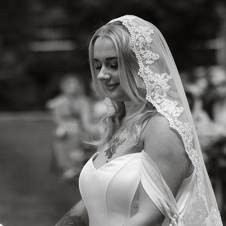 bride-wears-embroidered-edge-wedding-veil