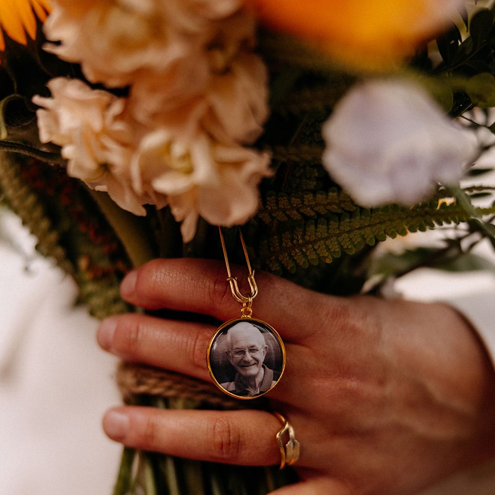 personal-photo-charm-for-bridal-bouquet