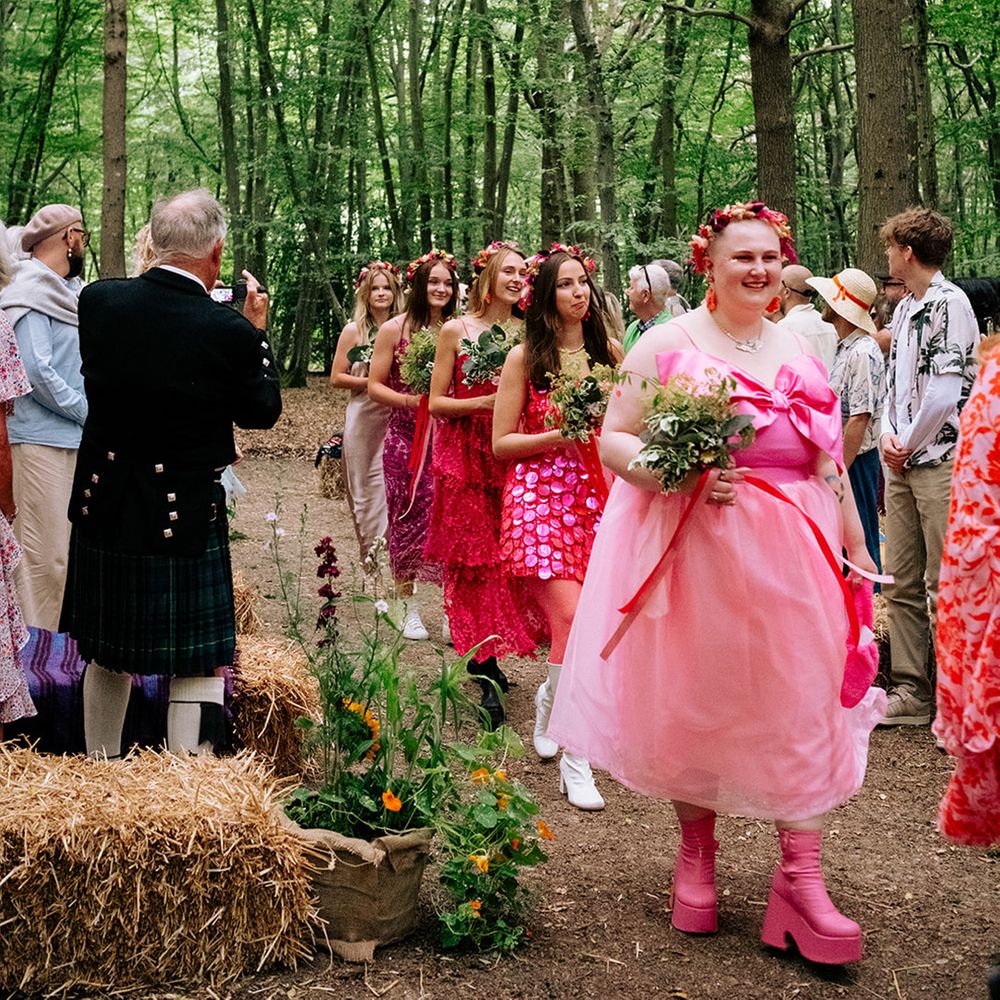 bridal-party-wearing-pink-dresses