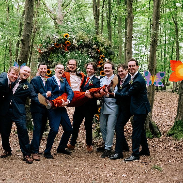 groomsmen-lift-the-groom-for-funny-group-photo