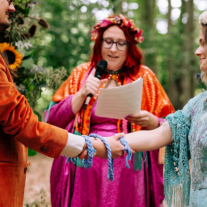 handfasting-wedding-ceremony-tradition