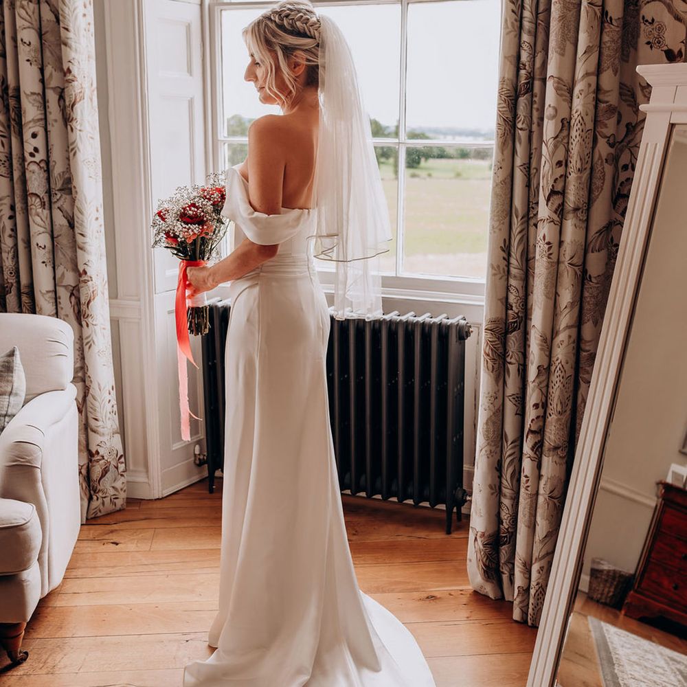 bride-wears-elbow-length-wedding-veil