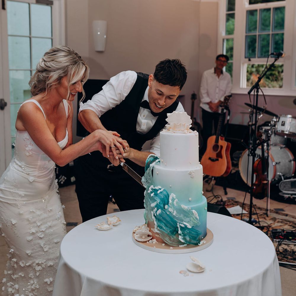 newlyweds-cut-ocean-wedding-cake