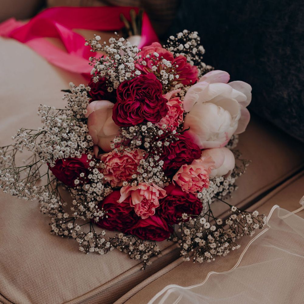 pink-and-red-rose-gypsophila-bouquet
