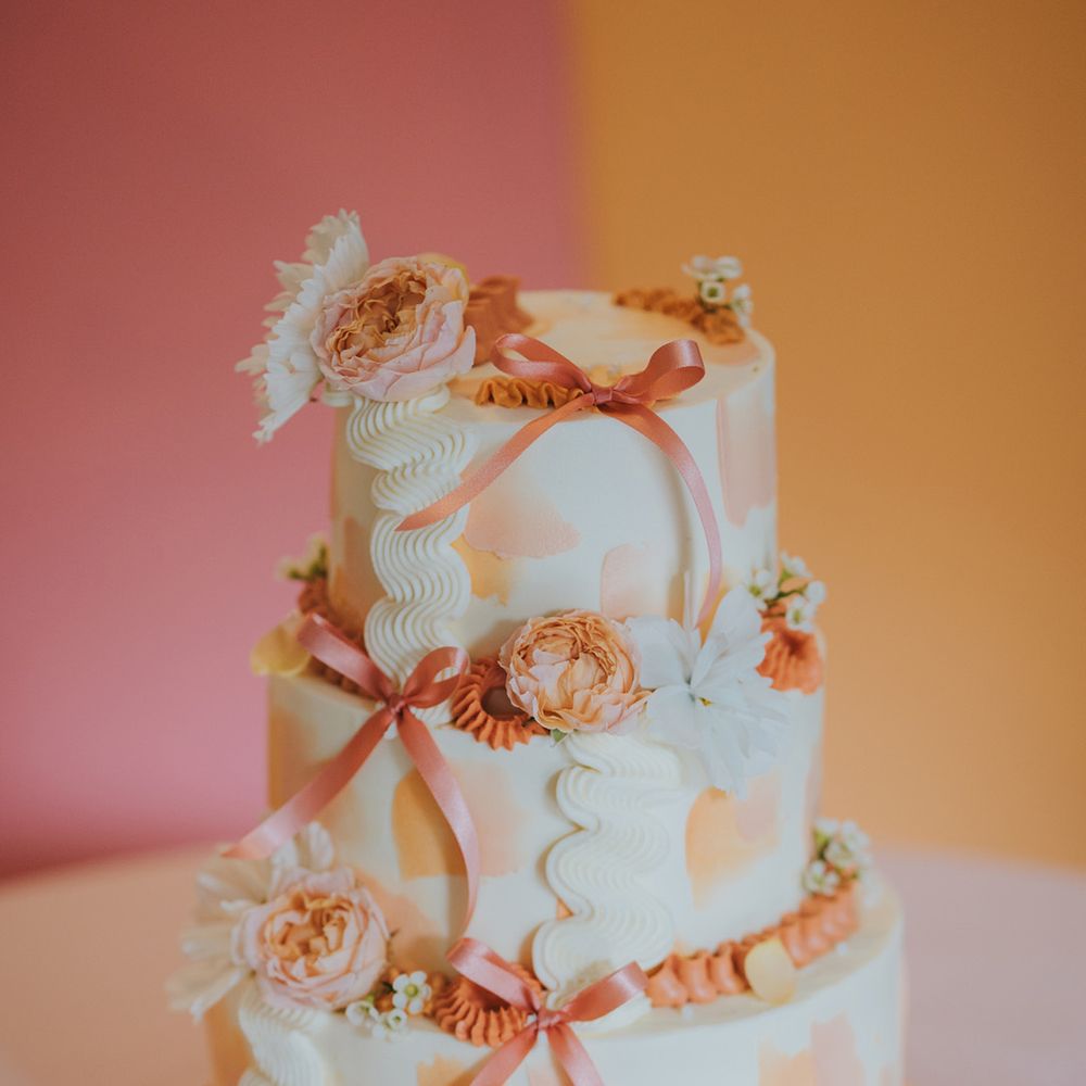 pastl-peach-wedding-cake-with-bows-and-flowers
