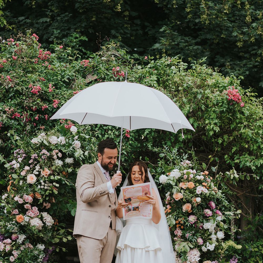rainy-wedding-ceremony-with-newspaper-personalised